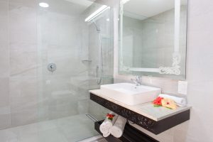 Standard Studio Room - Vanity and bathroom
